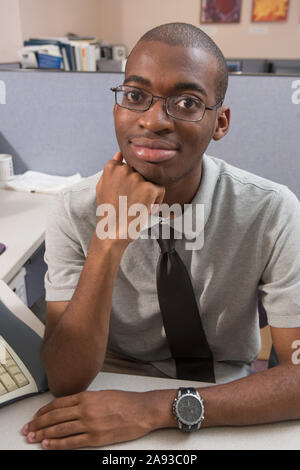 Ritratto di afroamericano con autismo che lavora in un ufficio Foto Stock