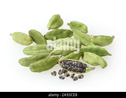 Verde cardamomo cialde isolati su sfondo bianco Foto Stock