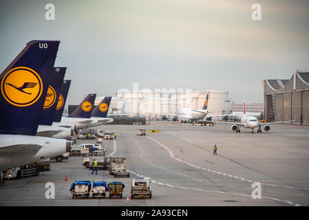 Francoforte Germania- 19 Ottobre 2018: gli aerei della Lufthansa per la pista al terminal 1 dell'aeroporto internazionale di Francoforte in Germania Foto Stock