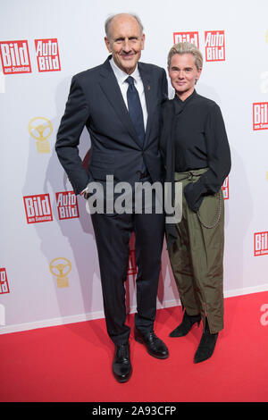 Berlino, Germania. Xii Nov, 2019. Hans-Joachim Stuck, ex pilota da corsa, e sua moglie Uschi Schnitzer venite al Golden Volante cerimonia di premiazione. Credito: Jörg Carstensen/dpa/Alamy Live News Foto Stock