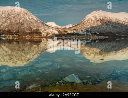 Fiordo Kattfjorden in inverno Kvaløysletta Norvegia Foto Stock