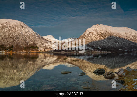 Fiordo Kattfjorden in inverno Kvaløysletta Norvegia Foto Stock