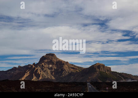 Nuvole su un cielo di sera su una foresta Foto Stock