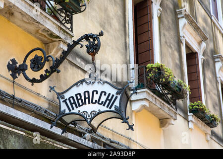 Un vecchio Tabacchi, o tabacco, segno sopra un negozio a Venezia, Italia. Foto Stock