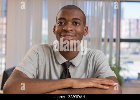 Ritratto di felice afroamericano con autismo che lavora un ufficio Foto Stock