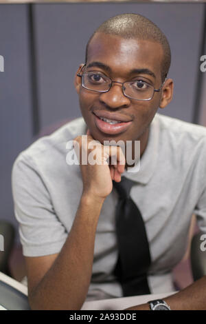 Ritratto di afroamericano con autismo che lavora in un ufficio Foto Stock