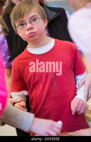 Ragazzo con sindrome di Down in una scuola Foto Stock