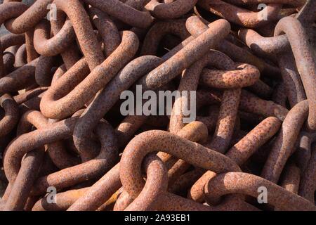 Close-up di vecchio brown metallo arrugginito catene Foto Stock