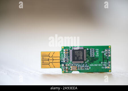 TIMISOARA, Romania - 12 gennaio 2019: Close-up di un USB stick senza custodia, USBest micro-chip Foto Stock