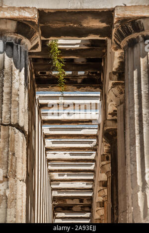 Vista dettagliata del tempio di Haephaestus, uno dei templi meglio conservati della Grecia antica. Parte dell'Antica Agorà di Atene complesso. Atene, Grecia. Foto Stock