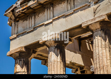 Vista dettagliata del tempio di Haephaestus, uno dei templi meglio conservati della Grecia antica. Parte dell'Antica Agorà di Atene complesso. Atene, Grecia. Foto Stock