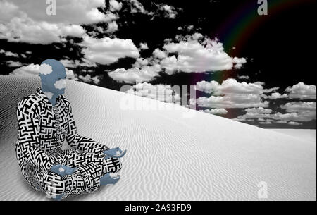 Il surrealismo. La figura di uomo in tuta con motivo a labirinto siede in lotus pongono nel deserto bianco. Zen Foto Stock