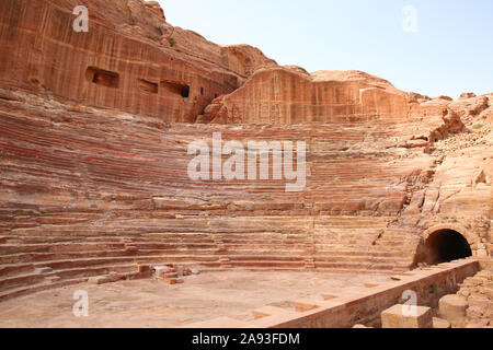 Anfiteatro della perso antient città di Petra con sedili intagliati nella roccia, la Rosa città rossa, Giordania. Foto Stock