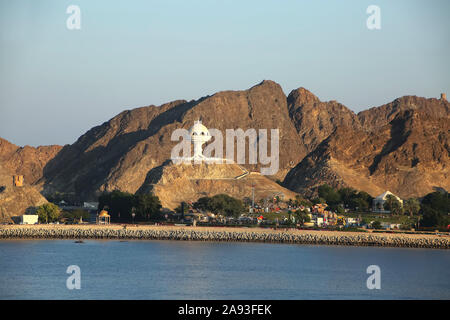 Coastine di Muscat con Al-Riyam Park & una bella scultura di un bruciatore incensce, Oman. Foto Stock