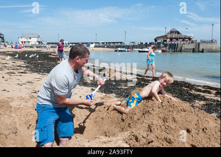 Broadstairs Kent, Londra, Regno Unito. Il 4 giugno 2015. Broadstairs beach in Kent dimostra popolare con le famiglie e gli adulti simili. Nella foto: fathe tradizionali Foto Stock