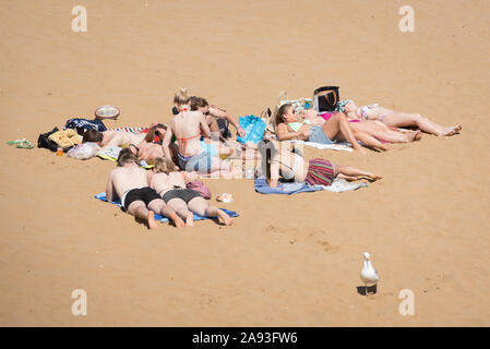 Broadstairs Kent, Londra, Regno Unito. Il 4 giugno 2015. Broadstairs beach in Kent dimostra popolare con le famiglie e gli adulti simili. Nella foto: un gruppo di amici Foto Stock