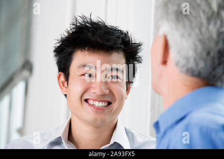 Due uomini d'affari impegnati in una discussione. Foto Stock