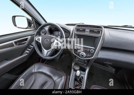 Panorama in cuoio interno salone di prestigio auto moderna. Il volante, la leva del cambio e il cruscotto, Foto Stock