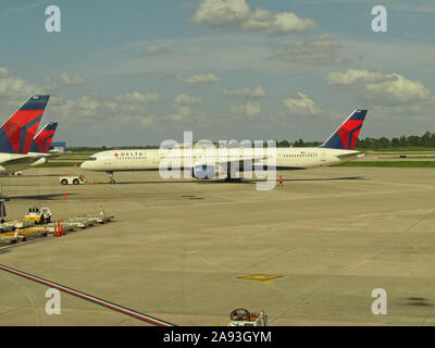 Delta Air Lines Boeing 757-351 N590nw essendo spinto indietro sulla pista di un aeroporto della Florida Foto Stock