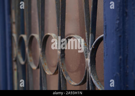 Porta per finestre in metallo decorativo con motivo circolare Foto Stock