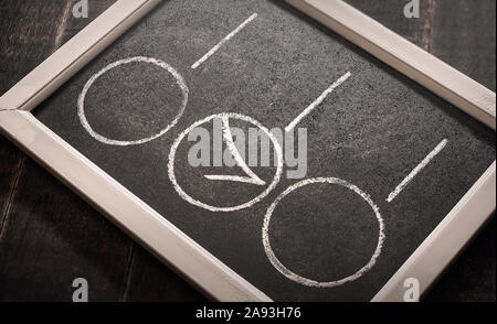 Lavagna con caselle di controllo su chalk board. La scrittura a mano. Sfondo scuro. Grande design e concetto. Foto Stock