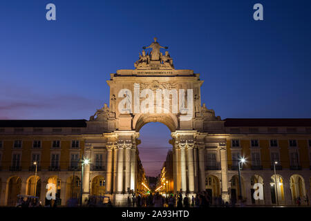 Il XVIII secolo Arco da Rua Augusta (arco trionfale gateway) e turisti a Praca do Comercio piazza nel quartiere Baixa a Lisbona, Portogallo, al tramonto. Foto Stock