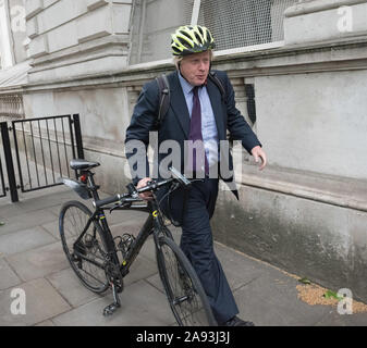 A Downing Street, Londra, Regno Unito. 2 Giugno, 2015. I ministri del governo assistere ad una politica e una riunione del gabinetto a Downing Street. Nella foto: Boris Johnson. Foto Stock
