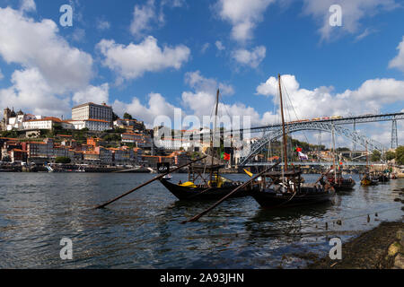 Porto, Portogallo - 26 Luglio 2019: vista panoramica della città di Porto, con tradizionali rabelo imbarcazioni presso il fiume Douro, il quartiere Ribeira e il Foto Stock