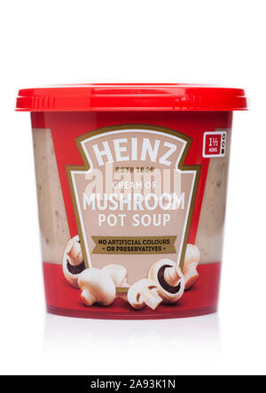 LONDON, Regno Unito - Novembre 08, 2019: Pack di Heinz Crema di funghi zuppa di pot su sfondo bianco. Foto Stock