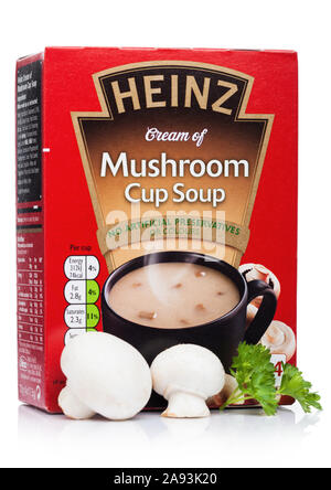 LONDON, Regno Unito - Novembre 08, 2019: Pack di Heinz Crema di funghi zuppa di coppa su sfondo bianco. Foto Stock