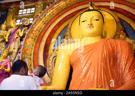 Colombo, Sri Lanka. Xii Nov, 2019. Devoti buddisti sono visti in un tempio per celebrare il Il Full Moon Poya giorno di Colombo, Sri Lanka, nov. 12, 2019. Poya day è un mensile vacanze in Sri Lanka, segnando la luna piena. Credito: Gayan Sameera/Xinhua/Alamy Live News Foto Stock