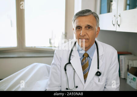 Ritratto di un grave medico senior Foto Stock