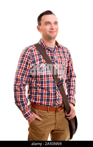 Ritratto di un fiducioso sorridente uomo informale in plaid shirt e una borsa a tracolla in piedi, isolato su uno sfondo bianco. Foto Stock