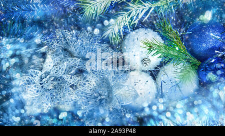 Inverno sfondo di Natale carta fiori argento pizzi di paillettes sfere tinsel Abete rami bokeh di close-up Foto Stock