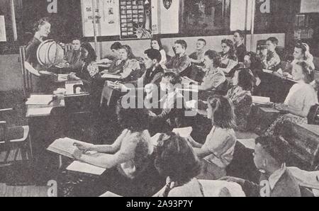 American settima classe di qualità in alta scuola imparare la geografia 1930s. Foto Stock