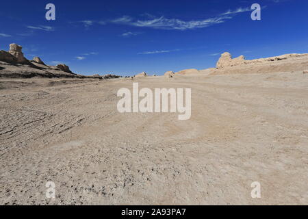 Cirrus uncinus-Mares.Tails nubi su yardangs-vento eroso pareti rocciose. Qaidam Desert-Qinghai-China-0588 Foto Stock