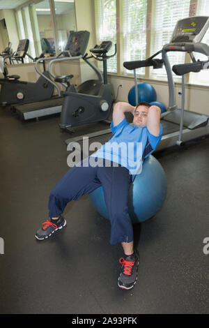 L'uomo con la sindrome di Down si esercita in una palestra Foto Stock