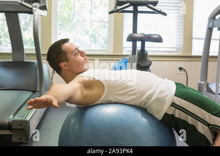 L'uomo con la sindrome di Down si esercita in una palestra Foto Stock