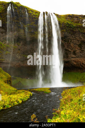 Cascata Seljalandsfoss cascata di 195 piedi (60M) Sudhurland nel sud dell'Islanda, Europa Foto Stock