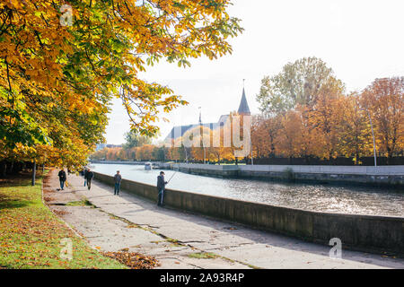 Russia, Kaliningrad. Il 15 ottobre 2019. Visualizzazione dei luoghi di interesse turistico della cattedrale e il fiume Pregolya Foto Stock