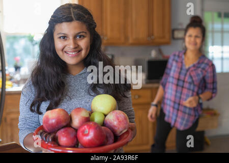 Teen con autismo e frutta Foto Stock