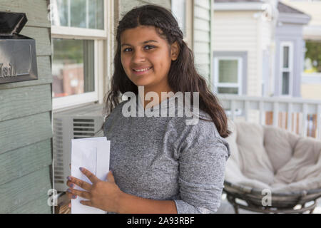 Teen con autismo e la sua posta Foto Stock