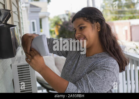 Teen con autismo che guarda la posta Foto Stock