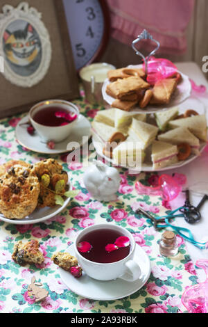 Tradizionale English Tea party in una favolosa decorazione. Stile rustico. Foto Stock