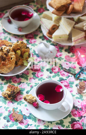 Tradizionale English Tea party in una favolosa decorazione. Stile rustico. Foto Stock