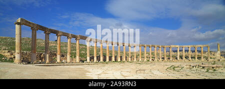 Antica Jerash, rovine e ovale Plaza colonnato della città greco-romana di Gera in Giordania Foto Stock