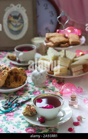 Tradizionale English Tea party in una favolosa decorazione. Stile rustico. Foto Stock