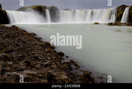 Cascata Godfoss cascading sulla scogliera di montagna e fluente movimento del fiume in Islanda Foto Stock