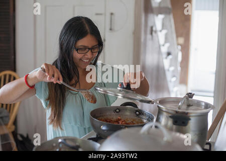 Donna con disabilità visiva cucina cibo in cucina Foto Stock