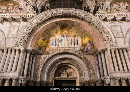 Il bel mosaico sopra la porta di ingresso a San Marco Basilica nella città di Venezia, Italia. Foto Stock